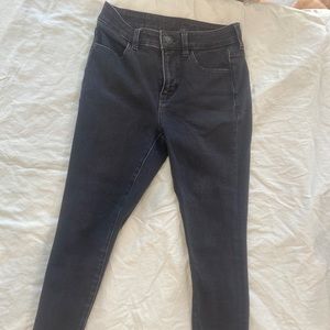 American Eagle High waisted “The Dream Jean” skinny jeans. Size 4 regular. Black